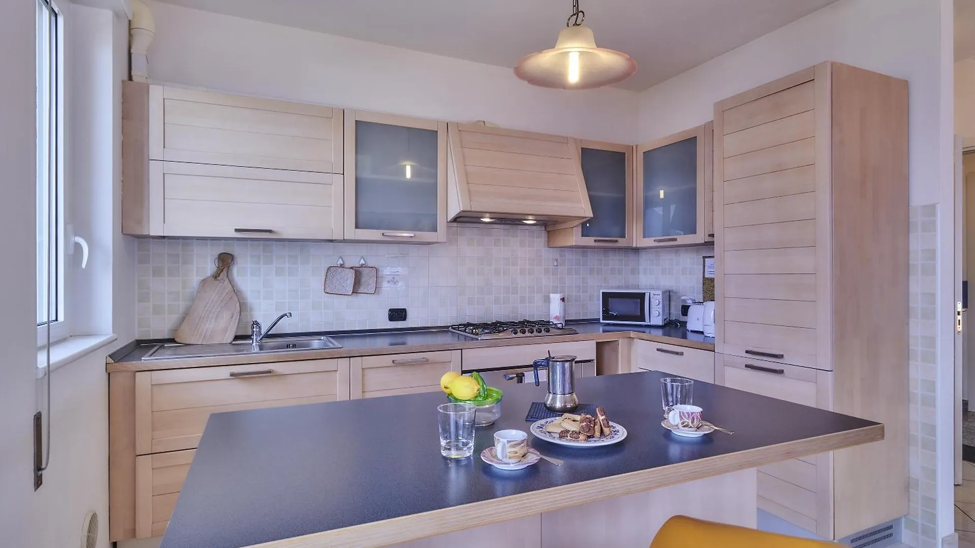 Balcony Lake View Apartment ليرنا