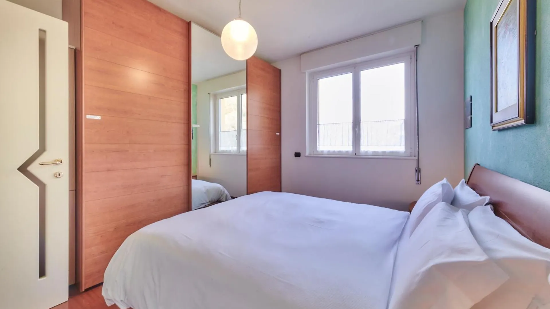 Balcony Lake View Apartment ليرنا