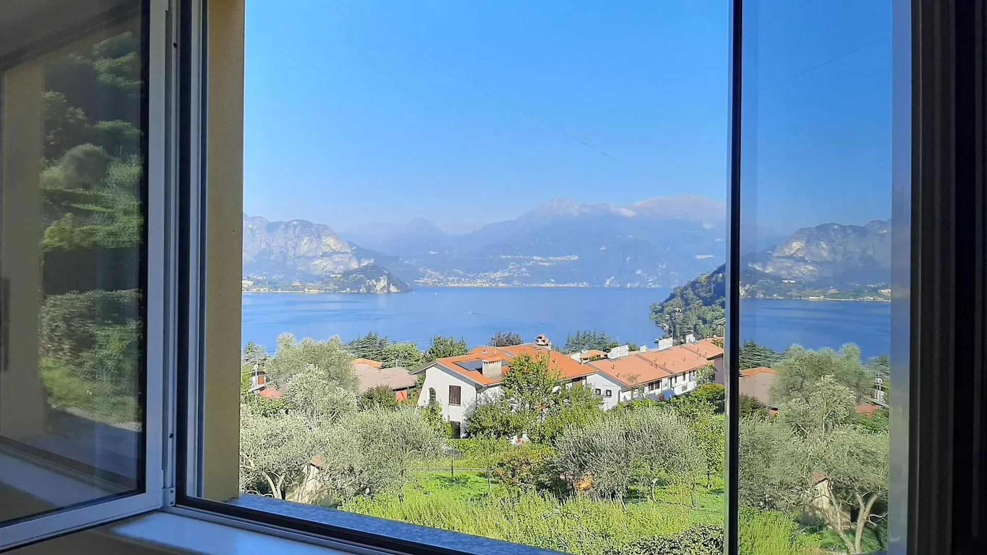 Balcony Lake View Apartment ليرنا