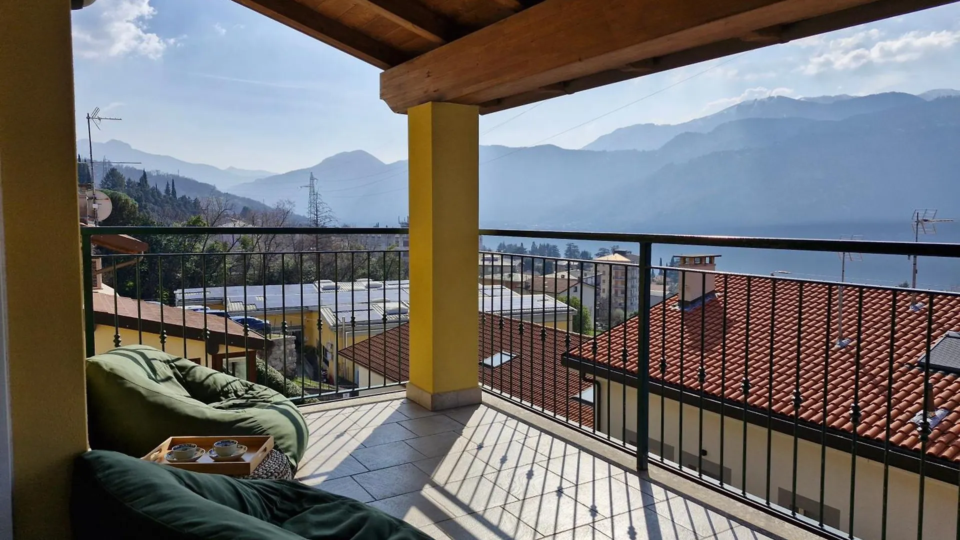 Balcony Lake View Apartment ليرنا