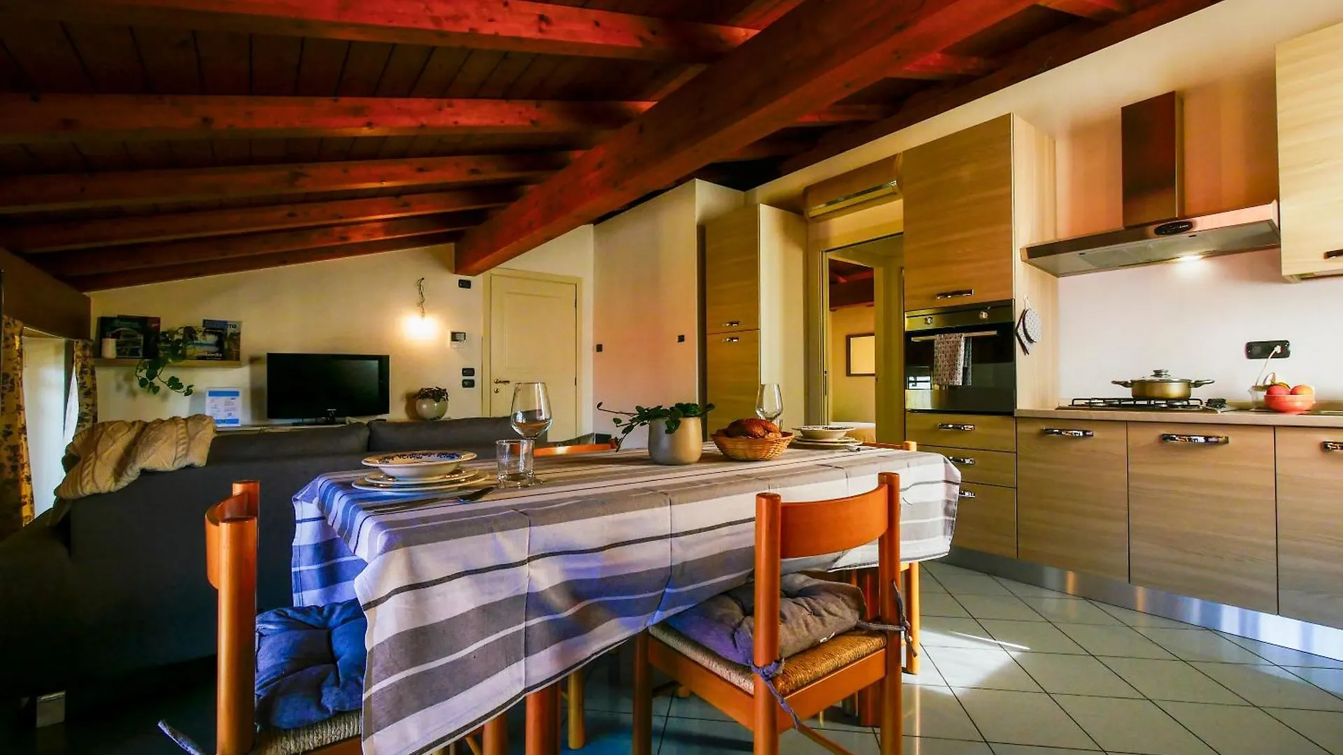 Balcony Lake View Apartment ليرنا