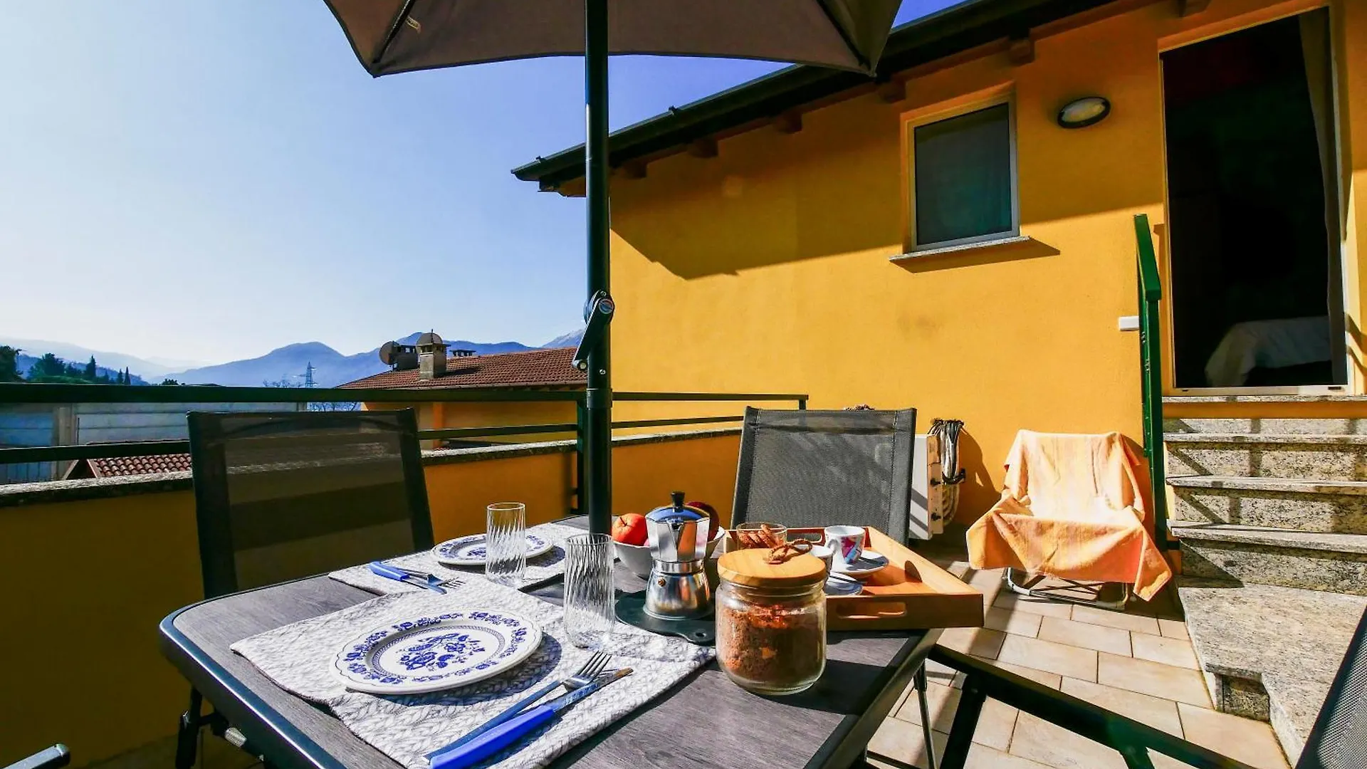Balcony Lake View Apartment ليرنا