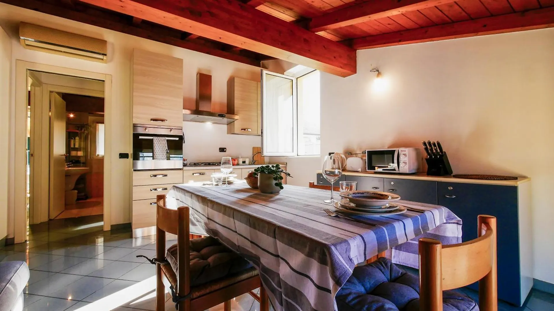 Balcony Lake View Apartment ليرنا